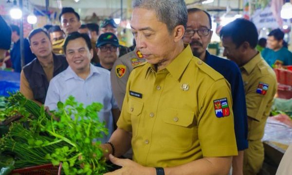 Wali Kota Bogor Dedie Rachim pastikan stok pangan aman jelang nataru. (foto: Kominfo)