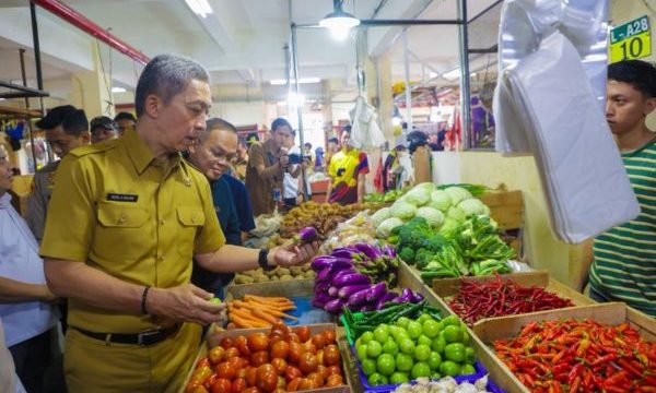 Wali Kota Bogor Dedie Rachim di pasar. (foto: Kominfo)