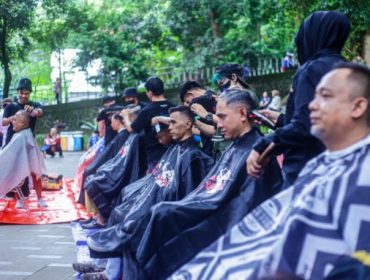 Cukur rambut peduli sumatra di taman ekpresi Kota Bogor. (foto: Kominfo)
