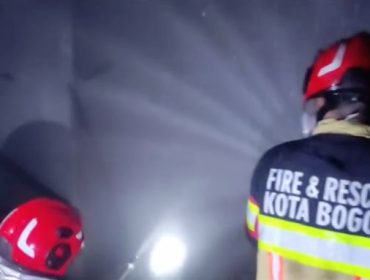 Petugas damkar kota bogor berusaha memadamkan api. (foto: ist)