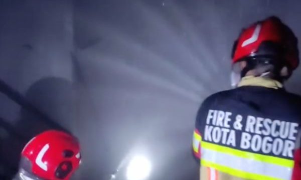 Petugas damkar kota bogor berusaha memadamkan api. (foto: ist)