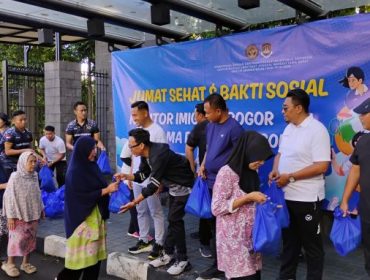 kantor imigrasi bogor dan PWI Kota Bogor berbagi sembako. (foto: rhey)