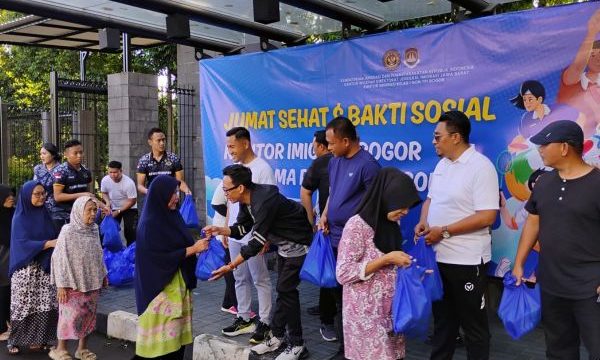 kantor imigrasi bogor dan PWI Kota Bogor berbagi sembako. (foto: rhey)