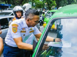 Wakil Wali Kota Bogor Jenal Mutaqin melahit langsung penertiban angkot di bogor. (foto: dishub)