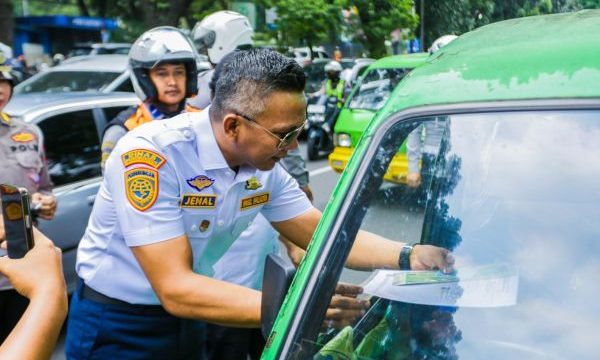 Wakil Wali Kota Bogor Jenal Mutaqin melahit langsung penertiban angkot di bogor. (foto: dishub)