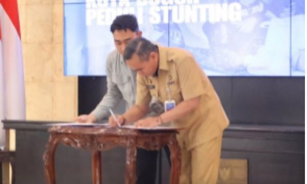 Kepala DPPKB Kota Bogor Marse Saputera menandatangani komitmen kolaborasi tekan stunting. (foto: ist)