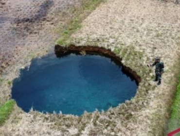 Foto: Warga melihat dari jauh sinkhole di Nagari Situjua Batua, Limapuluh Kota, Sumbar. (Antara/Fandi Yogari)