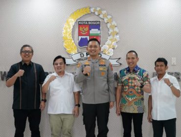 Pimpinan DPRD Kota Bogor tahun 2026 bersama Kapolresta Bogor Kota Kombes Pol Rio Wahyu Anggoro. (foto: humpro)