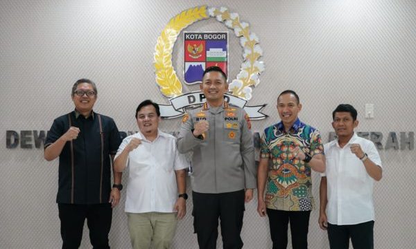 Pimpinan DPRD Kota Bogor tahun 2026 bersama Kapolresta Bogor Kota Kombes Pol Rio Wahyu Anggoro. (foto: humpro)