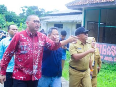 Sekjen Kemensos Robben Rico di dampingi Sekdakot Bogor Denny Mulyadi meninjau lokasi calon lahan Sekolah Rakyat, Selasa (20/1/2026).