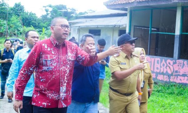 Sekjen Kemensos Robben Rico di dampingi Sekdakot Bogor Denny Mulyadi meninjau lokasi calon lahan Sekolah Rakyat, Selasa (20/1/2026).