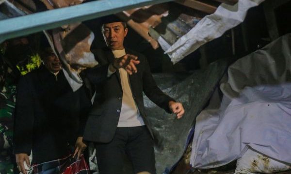 Wali Kota Bogor Dedie Rachim tinjau longsor Bondongan. (foto: Kominfo)