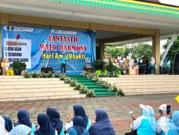 Kepala Kantor Kemenag Kota Depok, Enjat Mujiat saat memberikan sambutan pada acara Fantastic Walk Harmony dalam rangka memperingati HAB Kemenag Tahun 2026 di Alun-Alun Kota Depok, Sabtu (17/01/26) (foto: kominfo depok)