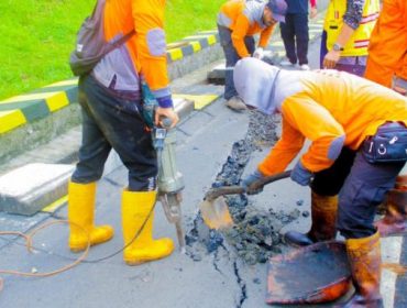 perbaikan jalan sementara batutulis bogor. (foto: kominfo kota bogor)