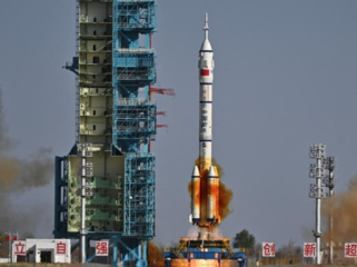 Ilustrasi. Misi berawak Artemis milik NASA harus ditunda peluncurannya. (Foto: AFP/PEDRO PARDO)