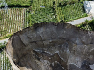 Lubang raksasa di wilayah Aceh Tengah menimbulkan kekhawatiran masyarakat karena ukurannya yang semakin meluas dan dalam. (Foto: ANTARA FOTO/Abiyyu)