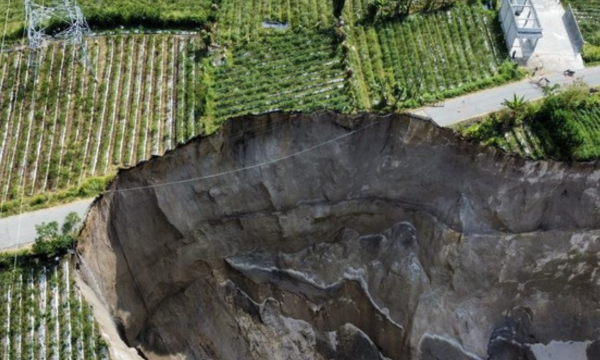 Lubang raksasa di wilayah Aceh Tengah menimbulkan kekhawatiran masyarakat karena ukurannya yang semakin meluas dan dalam. (Foto: ANTARA FOTO/Abiyyu)