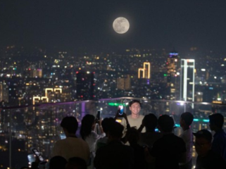 Fenomena Gerhana Bulan Total akan terjadi pada 3 Maret 2026, dapat disaksikan di seluruh Indonesia. Puncak gerhana berlangsung pukul 18.34 WIB. (Foto: CNN Indonesia/Adi Ibrahim)