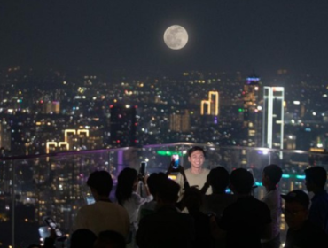 Fenomena Gerhana Bulan Total akan terjadi pada 3 Maret 2026, dapat disaksikan di seluruh Indonesia. Puncak gerhana berlangsung pukul 18.34 WIB. (Foto: CNN Indonesia/Adi Ibrahim)