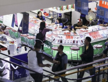 Lembaga riset pasar IDC memperkirakan penjualan smartphone secara global akan turun hingga 12,9 persen tahun ini imbas krisis pasokan chip memori (RAM). (Foto: CNN Indonesia/Hesti Rika).