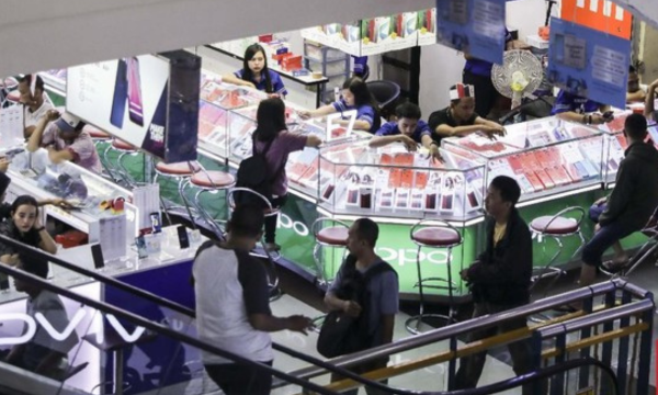 Lembaga riset pasar IDC memperkirakan penjualan smartphone secara global akan turun hingga 12,9 persen tahun ini imbas krisis pasokan chip memori (RAM). (Foto: CNN Indonesia/Hesti Rika).