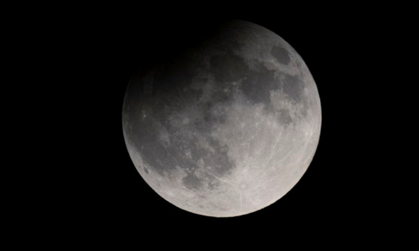 Ilmuwan Sebut Bulan Terus Menyusut dan Bisa Picu Gempa Baru (Foto: AP/Petros Karadjias)