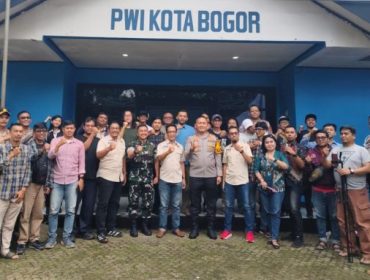 Kapolresta Bogor Kota Dandim kunjungi markas pwi Kota Bogor. (foto: pwi)