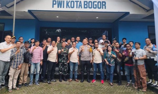 Kapolresta Bogor Kota Dandim kunjungi markas pwi Kota Bogor. (foto: pwi)
