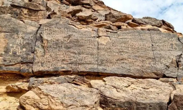 Prasasti Raja Himyar Dhu Nuwas di Kawasan Kebudayaan Hima, dekat Najran, Arab Saudi. (Foto: Richard Mortel/ZME Science)
