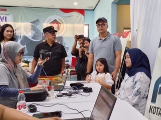 Sekda Kota Bogor Denny Mulyadi mengapresiasi layanan publik di mako PWI Kota Bogor, Sabtu (7/2/2026). (foto: pwi)