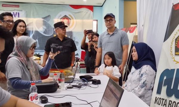 Sekda Kota Bogor Denny Mulyadi mengapresiasi layanan publik di mako PWI Kota Bogor, Sabtu (7/2/2026). (foto: pwi)