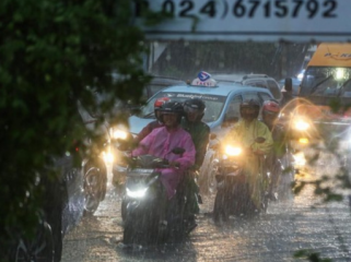 Berbagai wilayah di Indonesia diperkirakan BMKG bakal mengalami hujan lebat pada awal Ramadan. (Foto: ANTARA FOTO/Makna Zaezar)