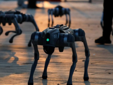 Ilustrasi. Universitas Galgotias diminta untuk meninggalkan booth mereka di gelaran AI Summit India usai tertangkap basah mengklaim berhasil bikin robot anjing. (Foto: REUTERS/Daniel Becerril)