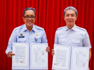 Wali Kota Bogor, Dedie A. Rachim bersama Sekretaris Jenderal Kementerian Imigrasi dan Pemasyarakatan (Kemenimipas), Asep Kurnia melaksanakan Penandatanganan Perjanjian Pinjam Pakai Barang Milik Negara (BMN) Eks Kantor Imigrasi Kelas I Non TPI Bogor. (foto: kominfo)