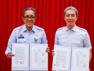 Wali Kota Bogor, Dedie A. Rachim bersama Sekretaris Jenderal Kementerian Imigrasi dan Pemasyarakatan (Kemenimipas), Asep Kurnia melaksanakan Penandatanganan Perjanjian Pinjam Pakai Barang Milik Negara (BMN) Eks Kantor Imigrasi Kelas I Non TPI Bogor. (foto: kominfo)