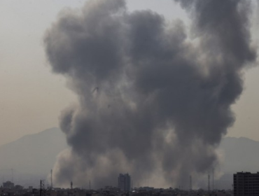 Asap mengepul di langit Teheran pada serangan yang terjadi Sabtu (28/2/2026). (Foto: AFP/ATTA KENARE)