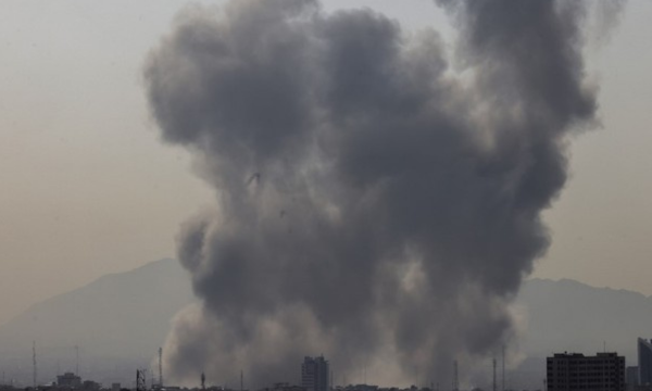Asap mengepul di langit Teheran pada serangan yang terjadi Sabtu (28/2/2026). (Foto: AFP/ATTA KENARE)