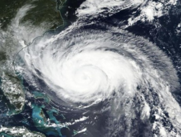 Ilustrasi. BMKG menginformasikan potensi cuaca ekstrem akibat Bibit Siklon Tropis 90S di selatan Jawa, berpotensi hujan lebat dan gelombang tinggi di beberapa wilayah. (Foto: dok Earthdata NASA)