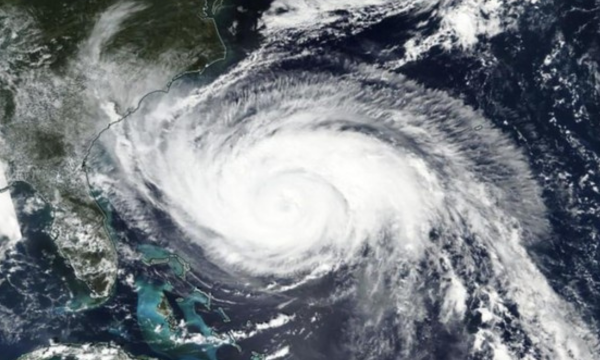 Ilustrasi. BMKG menginformasikan potensi cuaca ekstrem akibat Bibit Siklon Tropis 90S di selatan Jawa, berpotensi hujan lebat dan gelombang tinggi di beberapa wilayah. (Foto: dok Earthdata NASA)