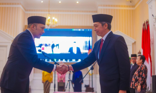 Direktur Pelayanan Bisnis Tirta Pakuan Muzakir saat dilantik, Jumat (27/3/2026). (foto: kominfo)