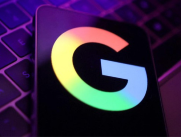 Ilustrasi. Google menyinggung tenggat waktu penyesuaian bagi platform untuk penerapan PP Tunas adalah Maret 2027, berbeda dengan Komdigi yang memberikan masa peralihan selama satu tahun. (Foto: REUTERS/Dado Ruvic)