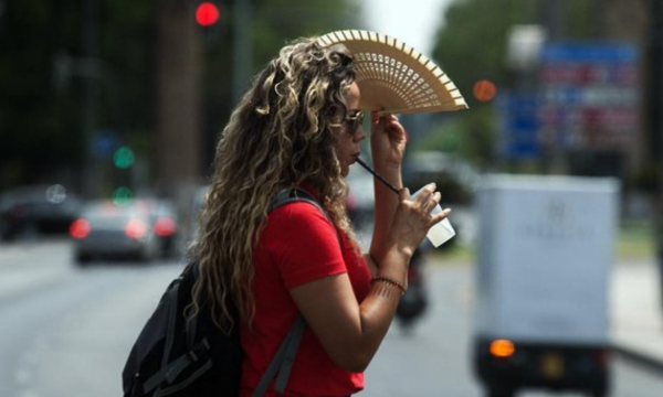Ilustrasi. Gelombang panas melanda Malaysia, dengan Kuala Lumpur dan Kedah dalam status peringatan. Indonesia diperkirakan akan mengalami suhu di atas normal mulai April. (Foto: AFP/CRISTINA QUICLER)