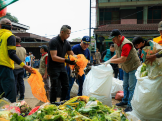 Wakil Wali Kota Bogor Jenal Mutaqien bersihkan sampah PKL (foto: kominfo kota bogor)
