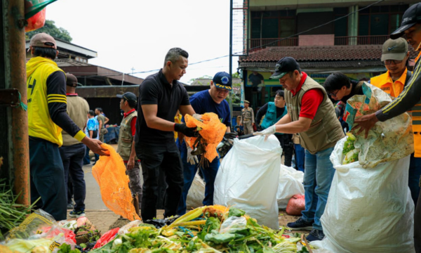 Wakil Wali Kota Bogor Jenal Mutaqien bersihkan sampah PKL (foto: kominfo kota bogor)