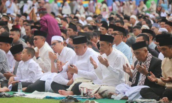 bupati bogor rudy susmanto shalat idul fitri. (foto kominfo kota bogor)