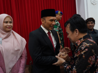 ketua DPRD Kota Bogor Adityawarman menyalami Direksi Tirta Pakuan. (foto: hmp)