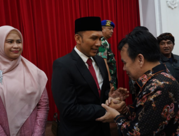 ketua DPRD Kota Bogor Adityawarman menyalami Direksi Tirta Pakuan. (foto: hmp)