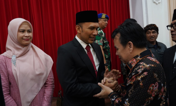 ketua DPRD Kota Bogor Adityawarman menyalami Direksi Tirta Pakuan. (foto: hmp)