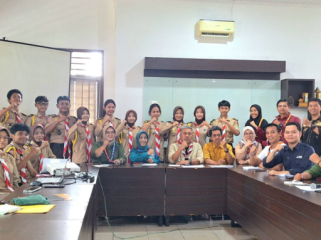 Audiensi Lomba Tunas SMKN 1 diterima
Kak Kwarcab, Sekbid Binamuda dan Ka Pusdiklatcab beserta para Andalan Kwarcab. (foto: pramuka kota bogor)