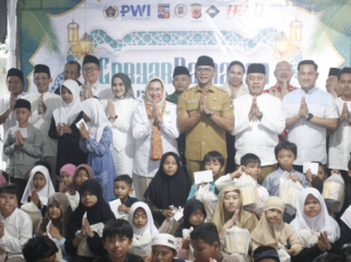 pwi kota bogor santuni 200 yatim dan dhuafa. (foto: pwi)